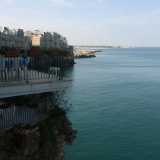 Teresa dalla veranda ci mostra il secondo balcone che si trova al piano di sotto e che poggia direttamente sulla massa rocciosa
